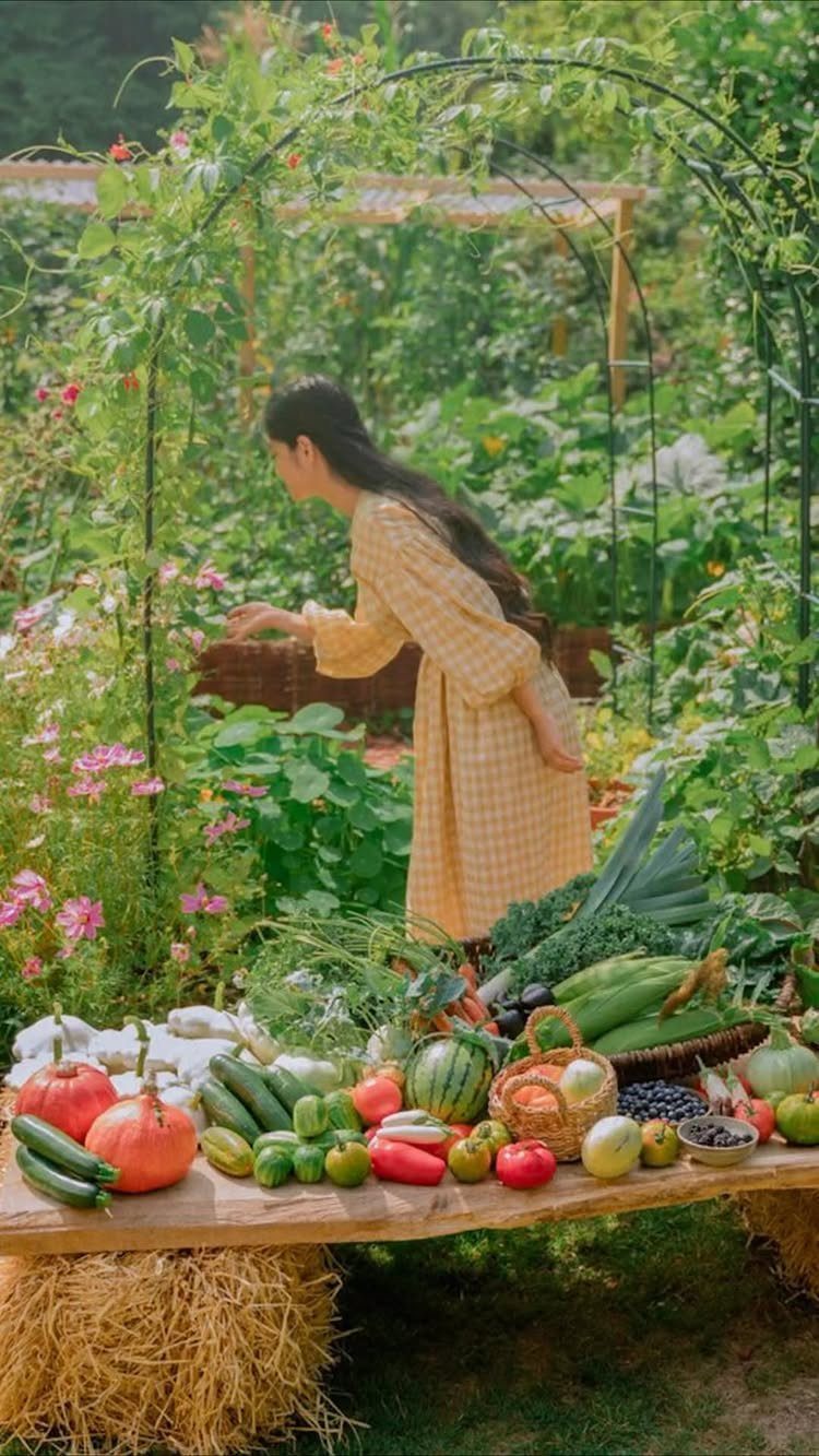 23 Backyard Garden Inspiration Ideas for Any Space 15 Freshly harvested vegetables displayed on a wooden table in a lush green garden.